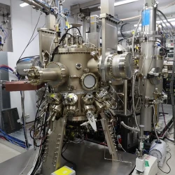 Dwukomorowy reaktor do epitaksji z wiązek molekularnych z plazmą azotową Veeco Gen20a