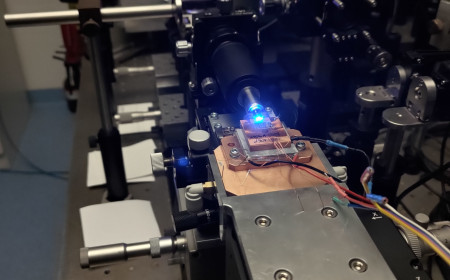 Nanometer-precise direct optical butt-coupling system for PICs investigation