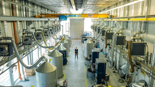 Wnętrze hali Laboratorium Syntezy Ammonotermalnej Instytutu Wysokich Ciśnień w Stanisławowie Pierwszym, fot. Tomasz Sochacki