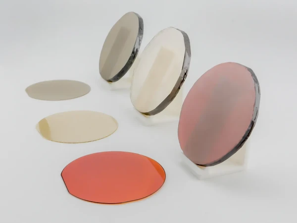 Kryształy i podłoża GaN o różnych właściwościach elektrycznych, przewodzące i półizolujące, fot. Tomasz Sochacki 