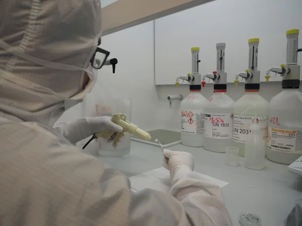 Praca w laboratorium chemicznym w Instytucie Wysokich Ciśnień PAN, fot. Mateusz Hajdel